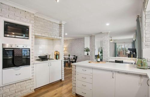 City Centre House | Seaview Escape Ocean Views & 500MBs Wifi