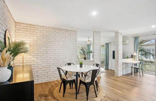 City Centre House | Seaview Escape Ocean Views & 500MBs Wifi