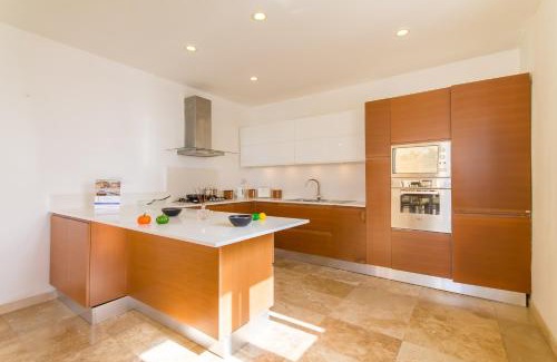Qawra Apartment | Seaview Pool Dolmen Apt St Paul's Bay - Happy Rentals