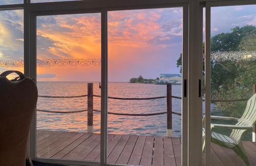 Koror House | Seaward 270 degrees deluxe ocean view room with queen bed