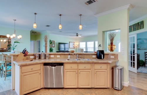 Roseland Cottage | Sebastian Sunrise Cottage with Indian River Access & Awesome Sunrises!