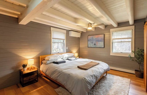 Town of New Baltimore Cabin | Secluded A-Frame Cabin: Hot tub, Views, EV charger