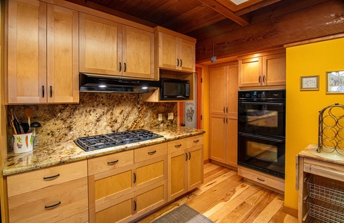 Colfax House | Secluded and PRIVATE Sierra Nevada Foothills vineyard home