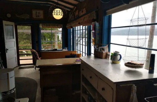 Adelma Beach Cabin | Secluded Beach Cabin on Historic Discovery Bay