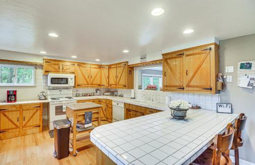 Bigfork House | Secluded Bigfork Cabin with Yard and Fire Pit!