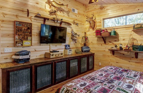 Innsbrook Ski Chalet | Secluded & Charming Lake Access Woodland Chalet by Sarah Bernard