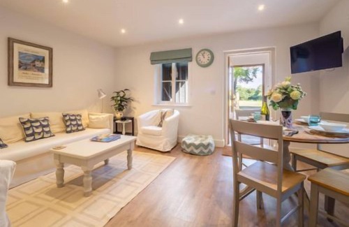 Colchester Cottage | Secluded cottage in pretty countryside with woods & walks - Bradleys Barn