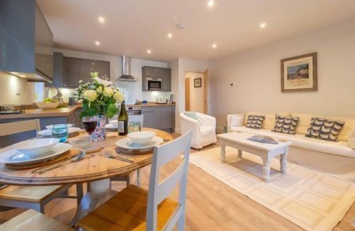 Colchester Cottage | Secluded cottage in pretty countryside with woods & walks - Bradleys Barn
