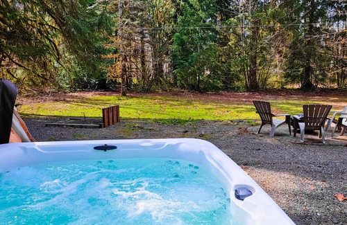 Gold Bar House | Secluded home with hot tub, firepit, & deck - peaceful location
