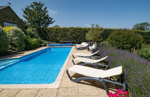 Sibford Gower House | Secluded house with heated pool & tennis court in large exclusive garden.