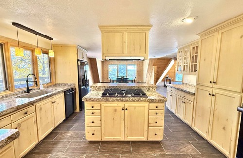 Kanab Cabin | Secluded Kanab Cabin | Hot Tub + Red Rock Views