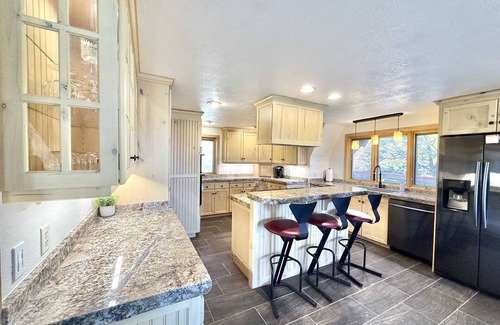 Kanab Cabin | Secluded Kanab Cabin | Hot Tub + Red Rock Views