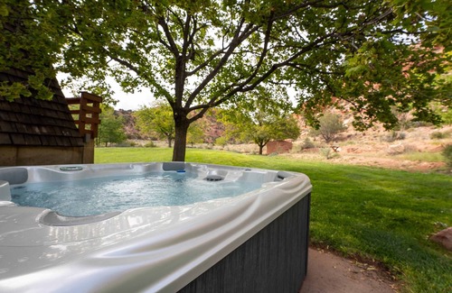 Kanab Cabin | Secluded Kanab Cabin | Hot Tub + Red Rock Views