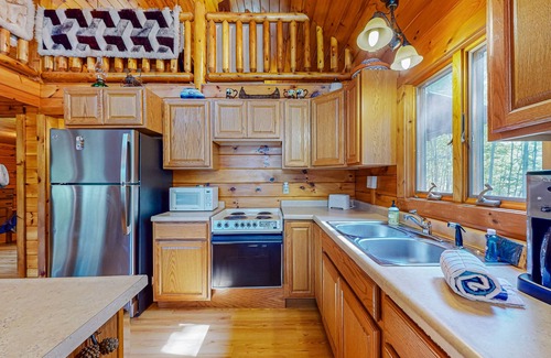 Lac du Flambeau House | Secluded Lakefront Nature Retreat with Fire pit, WFH Desk, WIFI & Private W/D