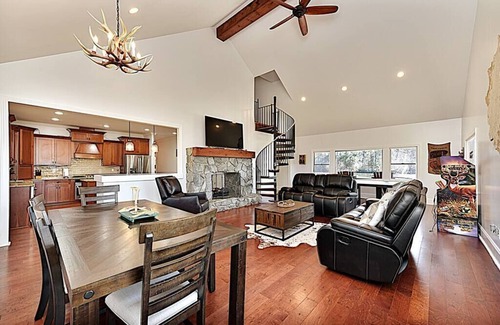 Willard House | Secluded Lodge 8acres Hot Tub, Pingpong kayaks!