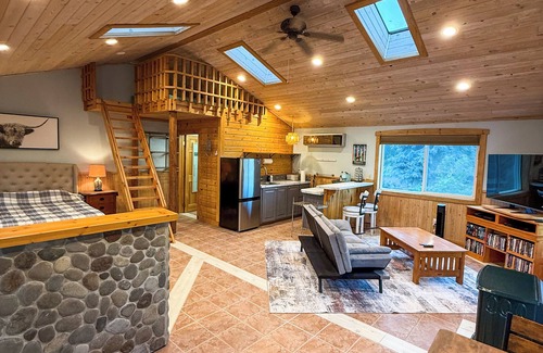 Gleed Apartment | Secluded loft apartment with AC on idyllic property in charming Yakima