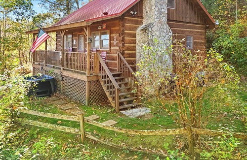 Lansing Cabin | Secluded log cabin w/hot tub and wood burning fireplace near West Jefferson