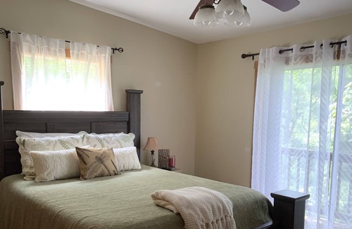 Wiley Cabin | Secluded Mountain Cabin- 10 minutes from great shopping and dining!