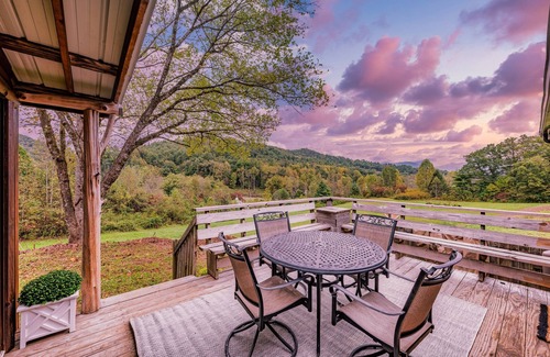 Robbinsville Cabin | Secluded Mountain Getaway! Hot tub! TailofDragon