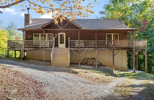 Hendersonville Cabin | Secluded Wood Cabin-Amazing Mtn Views, Hot Tub, WiFi