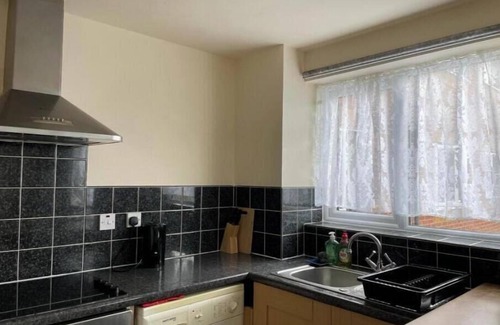 Ladywell Apartment | Self contained 1 bed flat next to transport for Canary Wharf and Excel