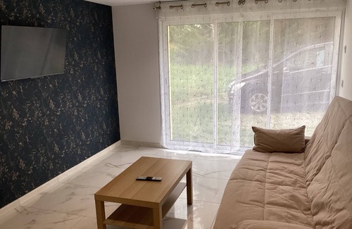 Janze Apartment | Self-contained 4-person apartment in basement of house