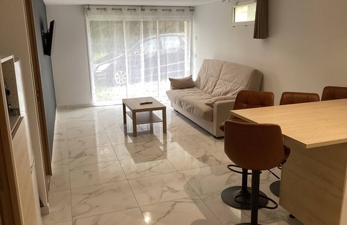 Janze Apartment | Self-contained 4-person apartment in basement of house