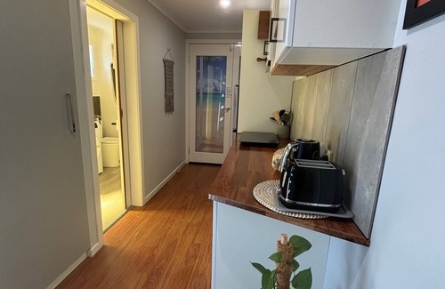 Swan Hill House | Self contained studio boasts a clean homely feeling, fully self contained.