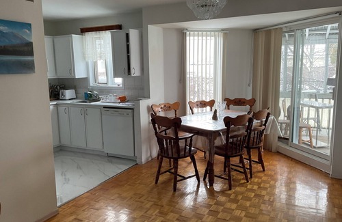 Fabreville House | Semi-detached family home near many attractions