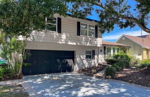 Seminole House | Seminole Pool House | Mins to the Beach