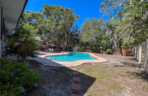 Seminole House | Seminole Pool House | Mins to the Beach