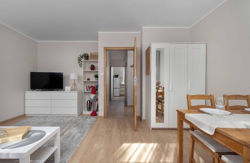 Srodmiescie Apartment | Sempołowskiej 68 Wrocław | Red Apartment with Desk for Remote Work