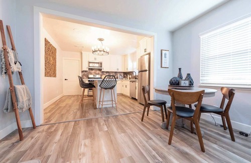 Exeter House | Sequoia Sunrise: DT duplex w/firepit&patio