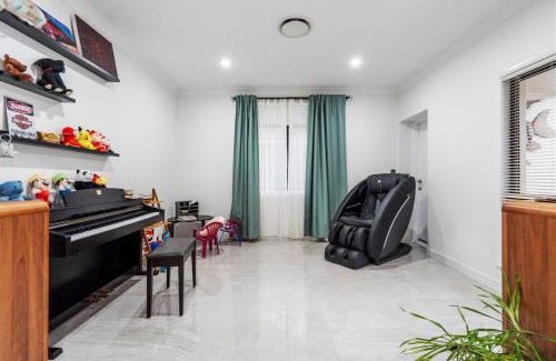 Gold Coast House | Serene 5BR Waterfront Escape - Prestige