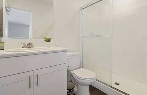 Merced House | Serene 6-bedroom house with AC in charming North Merced