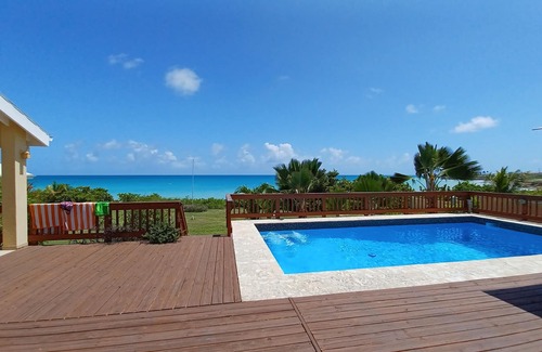 Estate Enfield Green House | Serene Beach Paradise House