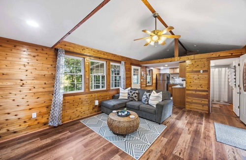 Se Ree House | Serene Lakefront Getaway | Perfect for Groups!