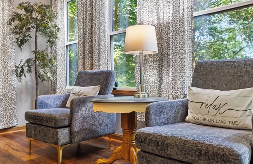 Se Ree House | Serene Lakefront Getaway | Perfect for Groups!