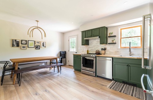 Gardiner House | Serene Mid-Mod Ranch on 2 Acres in Gardiner