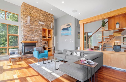 Hammonds Plains Villa | Serene modern Lakehouse on Golf Course
