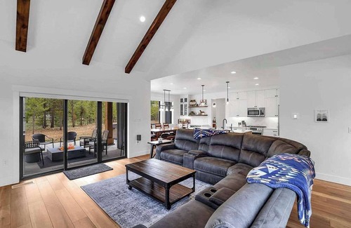 Donnelly House | Serene & Modern, Steam Shower, Hot Tub, King Beds