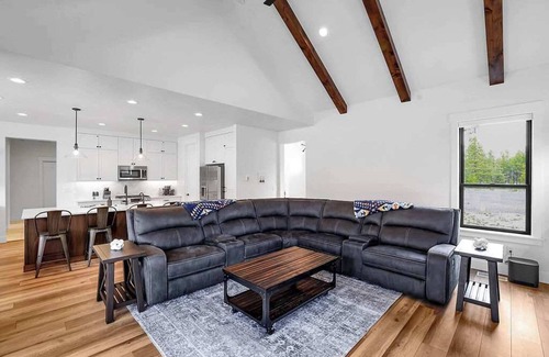 Donnelly House | Serene & Modern, Steam Shower, Hot Tub, King Beds