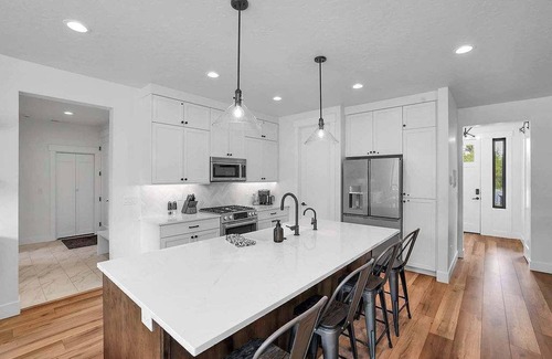 Donnelly House | Serene & Modern, Steam Shower, Hot Tub, King Beds