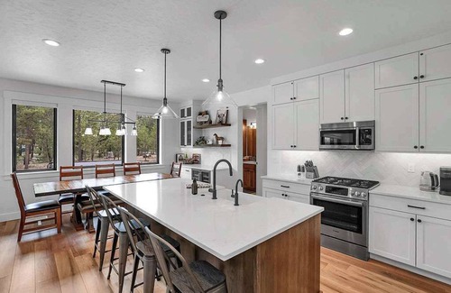 Donnelly House | Serene & Modern, Steam Shower, Hot Tub, King Beds