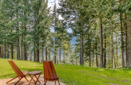 Stevenson Cabin | Serene mountain-view cabin with geothermal hot tub, indoor steam sauna & deck