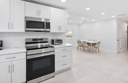 Davie Villa | Serene Paradise: Stylish 4BR Haven HEATED POOL🌴😌