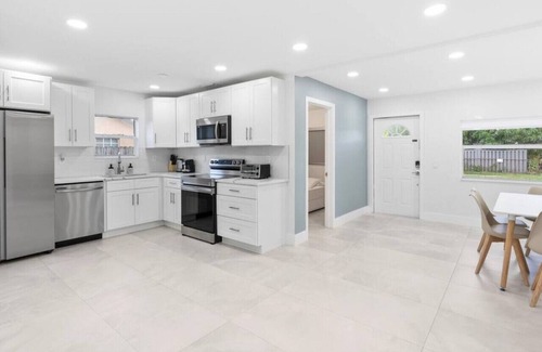 Davie Villa | Serene Paradise: Stylish 4BR Haven HEATED POOL🌴😌