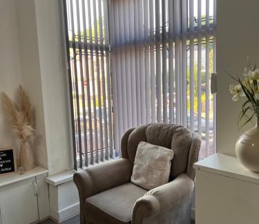 Birmingham Villa | Serene Retreat - Near Bham City Centre & The JQ