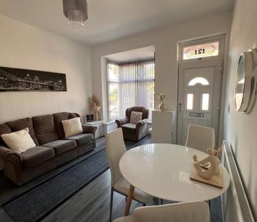 Birmingham Villa | Serene Retreat - Near Bham City Centre & The JQ