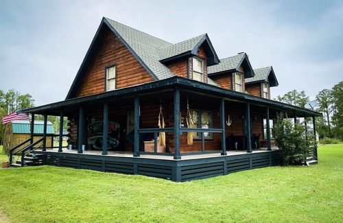 Currituck Cabin | Serene waterfront retreat w/private dock & kayaks